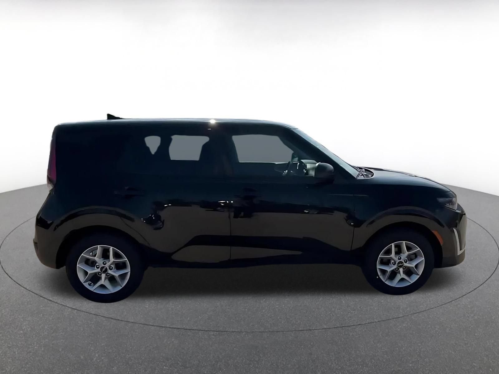 Used 2025 Kia Soul LX w/ LX Technology Package FWD image 15