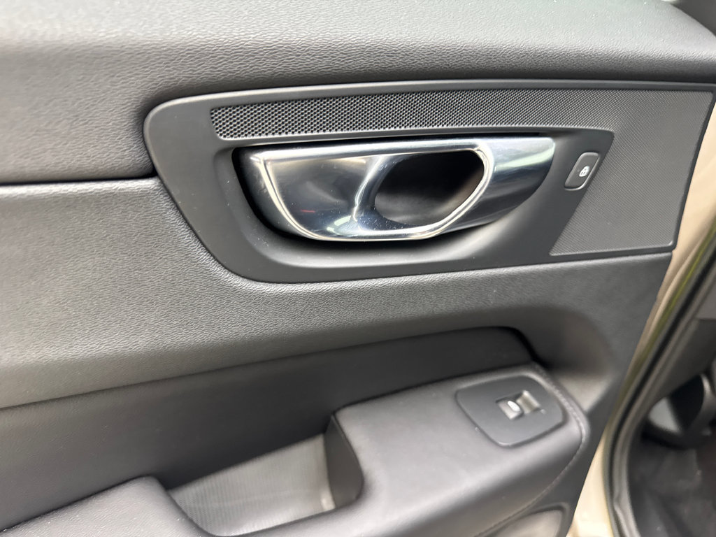 Used 2023 Volvo XC60 B5 Plus FWD image 40