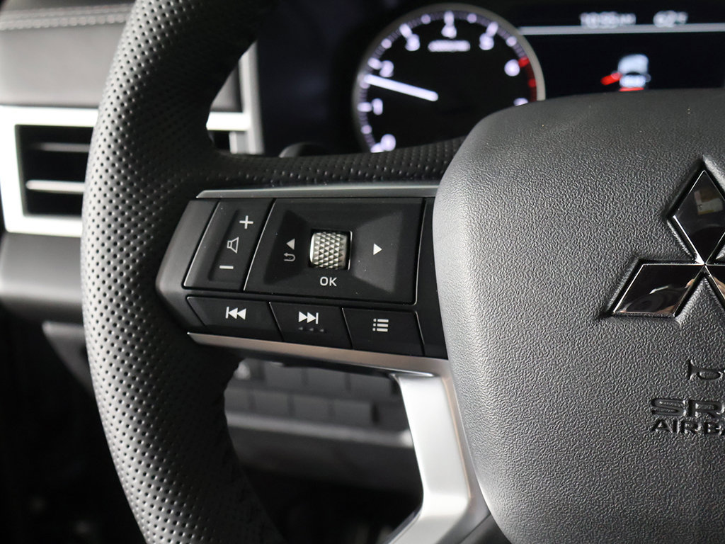 New 2026 Mitsubishi Outlander LE AWD/4WD image 38