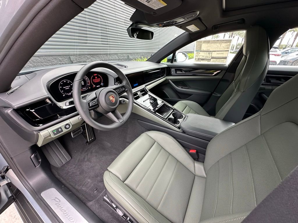 Used 2025 Porsche Panamera image 4
