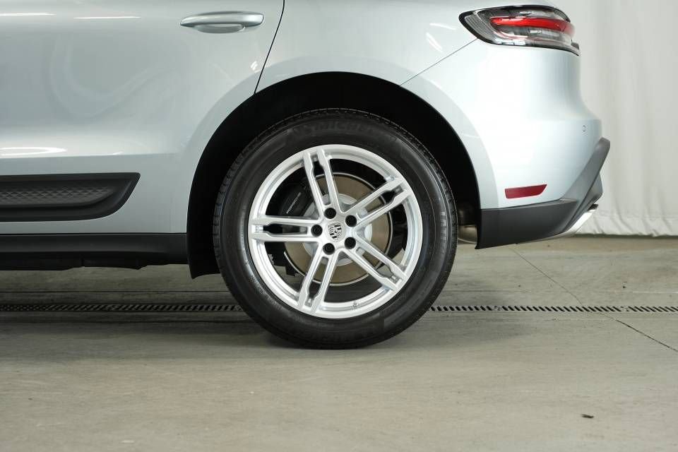 Certified 2025 Porsche Macan AWD/4WD image 43