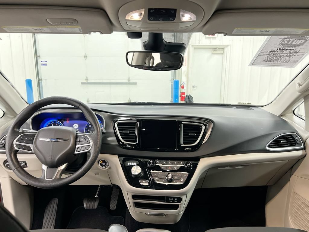 Used 2020 Chrysler Pacifica Touring w/ Advanced Safetytec Group FWD image 10