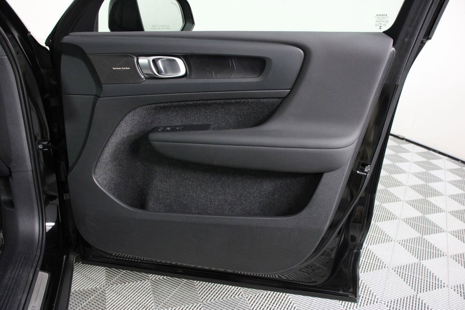 Used 2023 Volvo C40 P8 Recharge Ultimate image 21