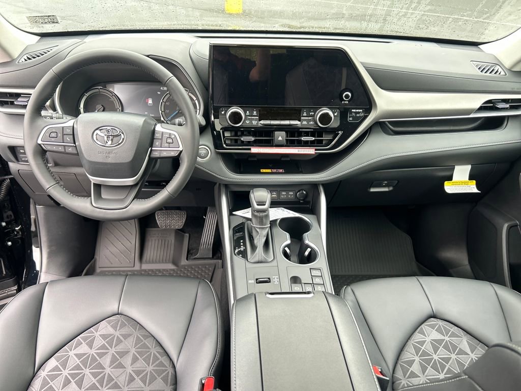 New 2025 Toyota Highlander XLE image 12