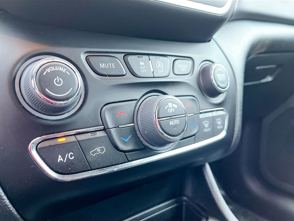 Used 2023 Jeep Cherokee Altitude Lux w/ Lux Elite Package image 16