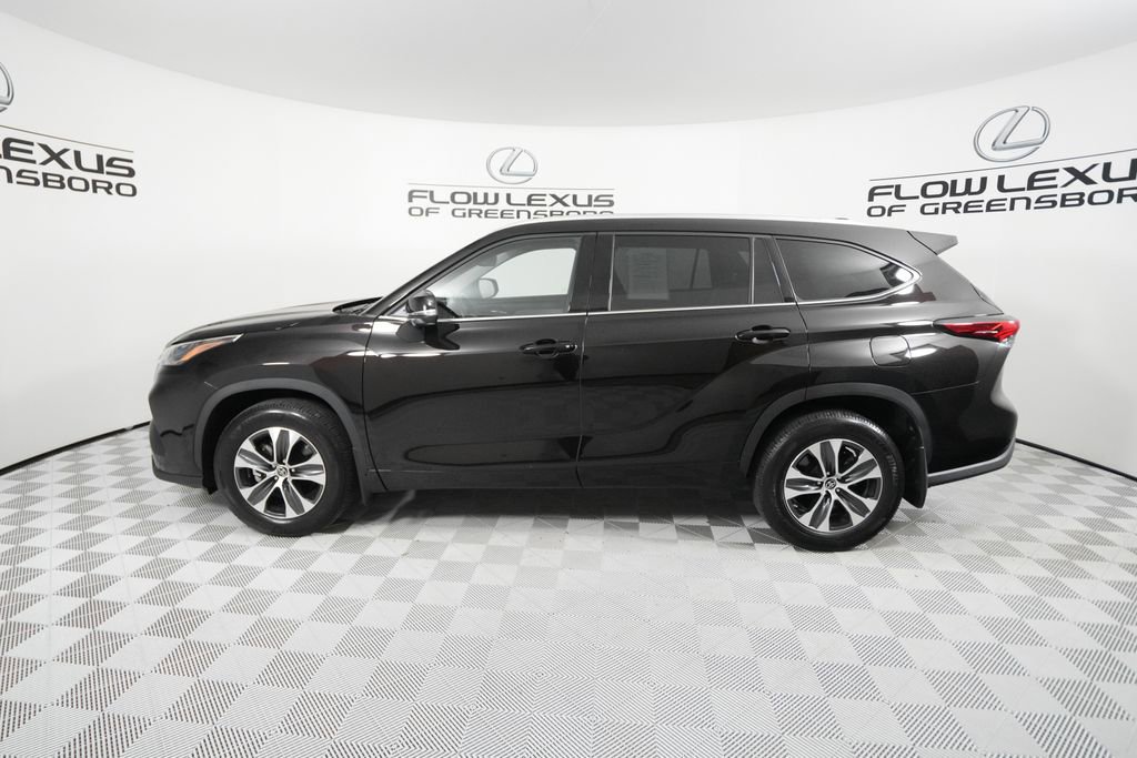 Used 2022 Toyota Highlander XLE AWD/4WD image 4