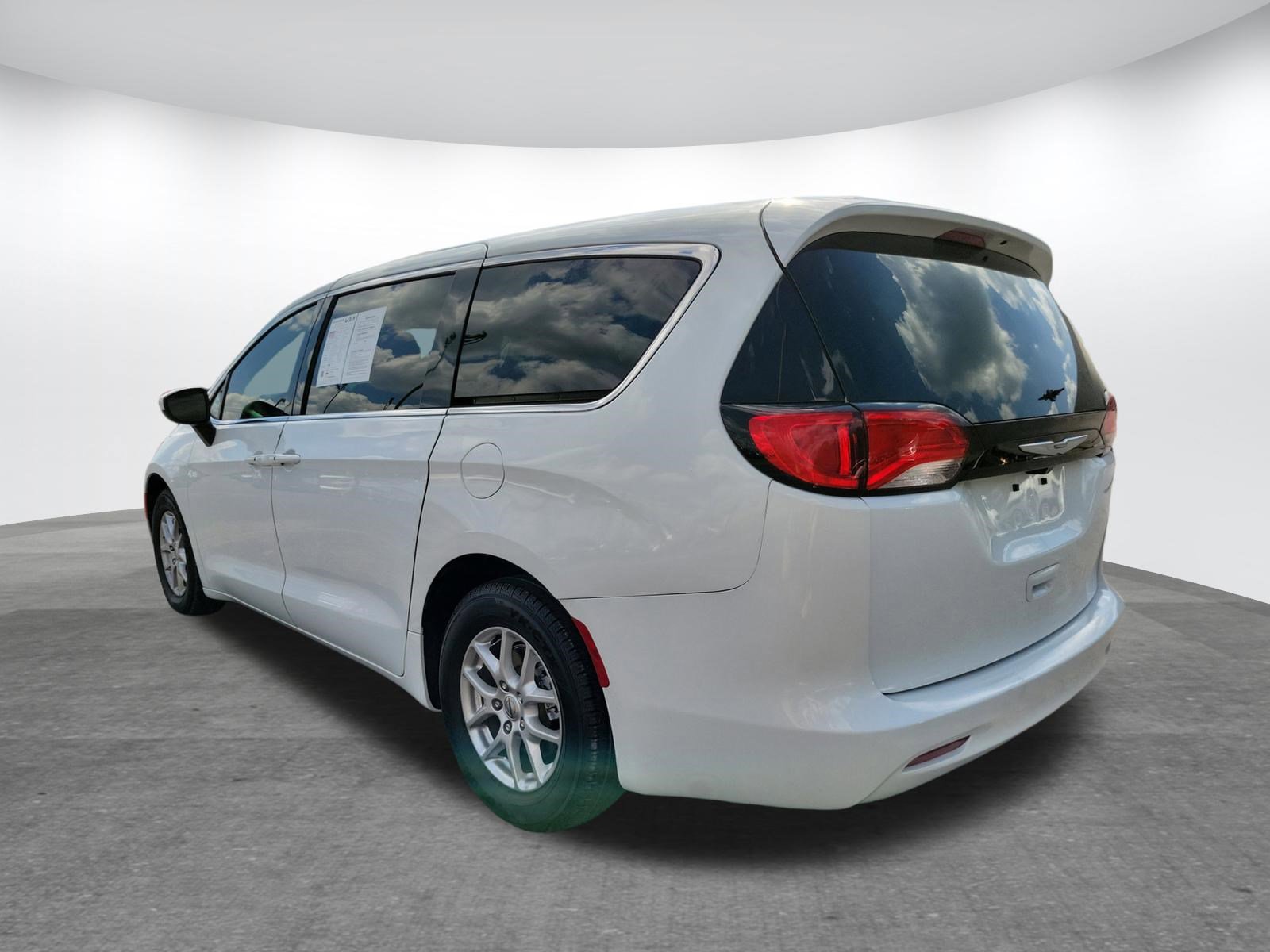 Used 2022 Chrysler Voyager LX image 25
