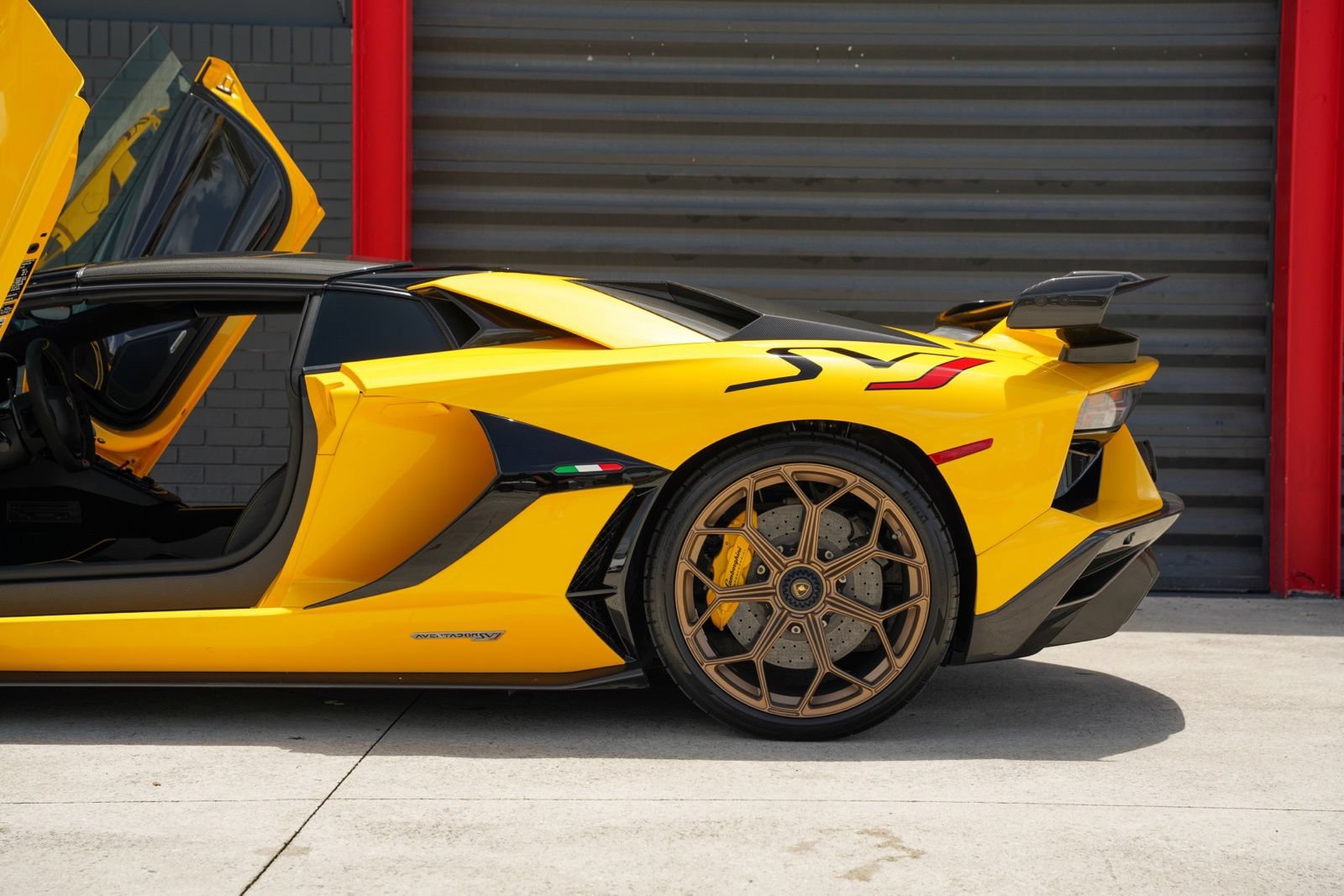 Used 2021 Lamborghini Aventador SVJ AWD/4WD image 33