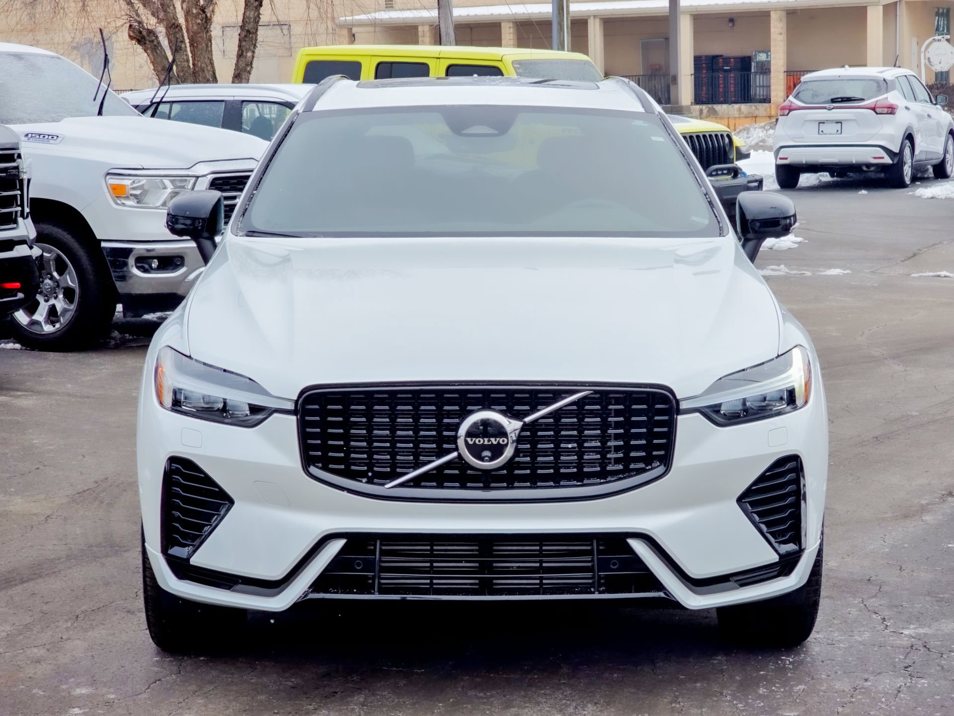 Used 2024 Volvo XC60 T8 Plus w/ Climate Package image 4