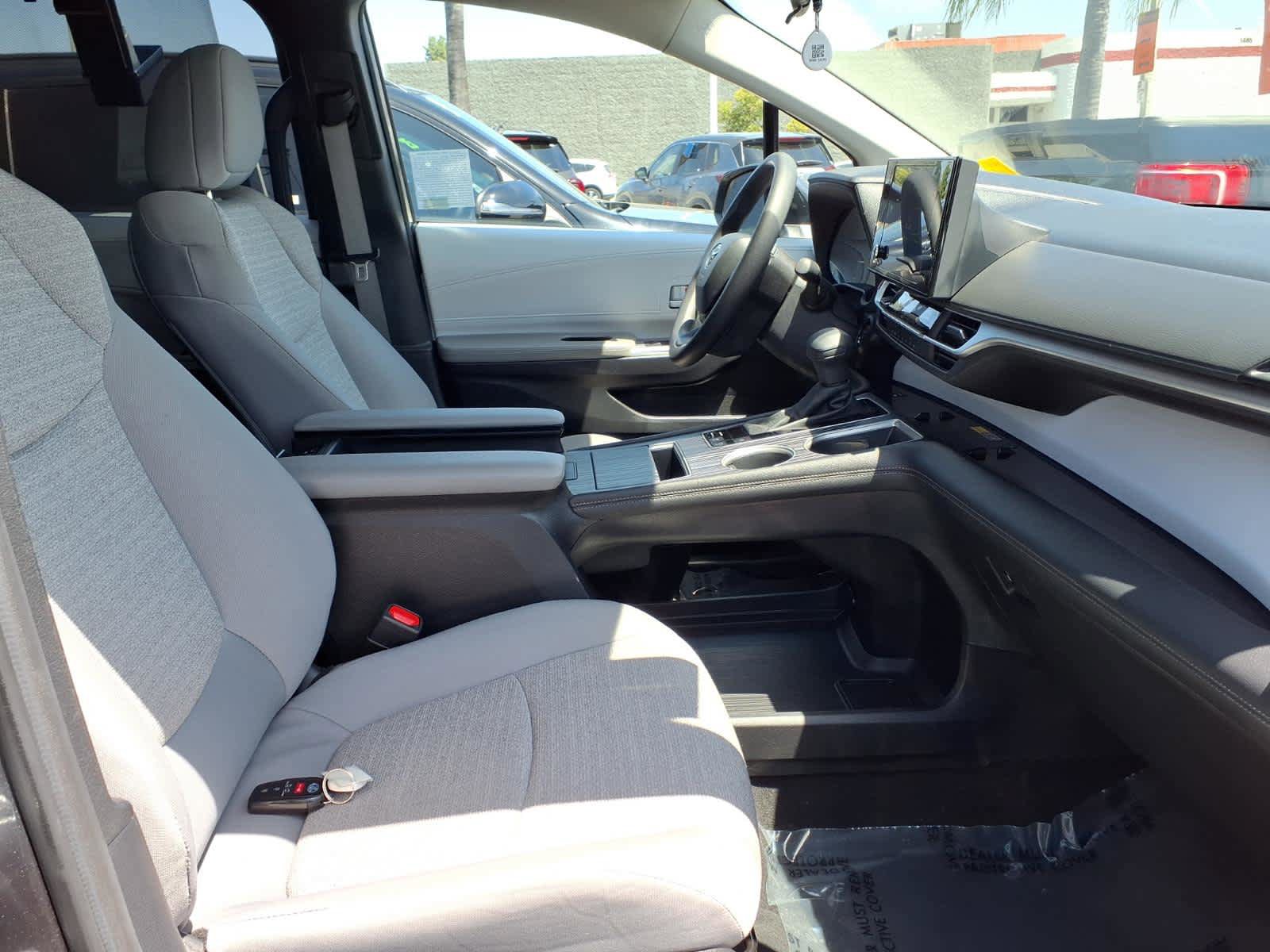 Certified 2025 Toyota Sienna LE FWD image 22