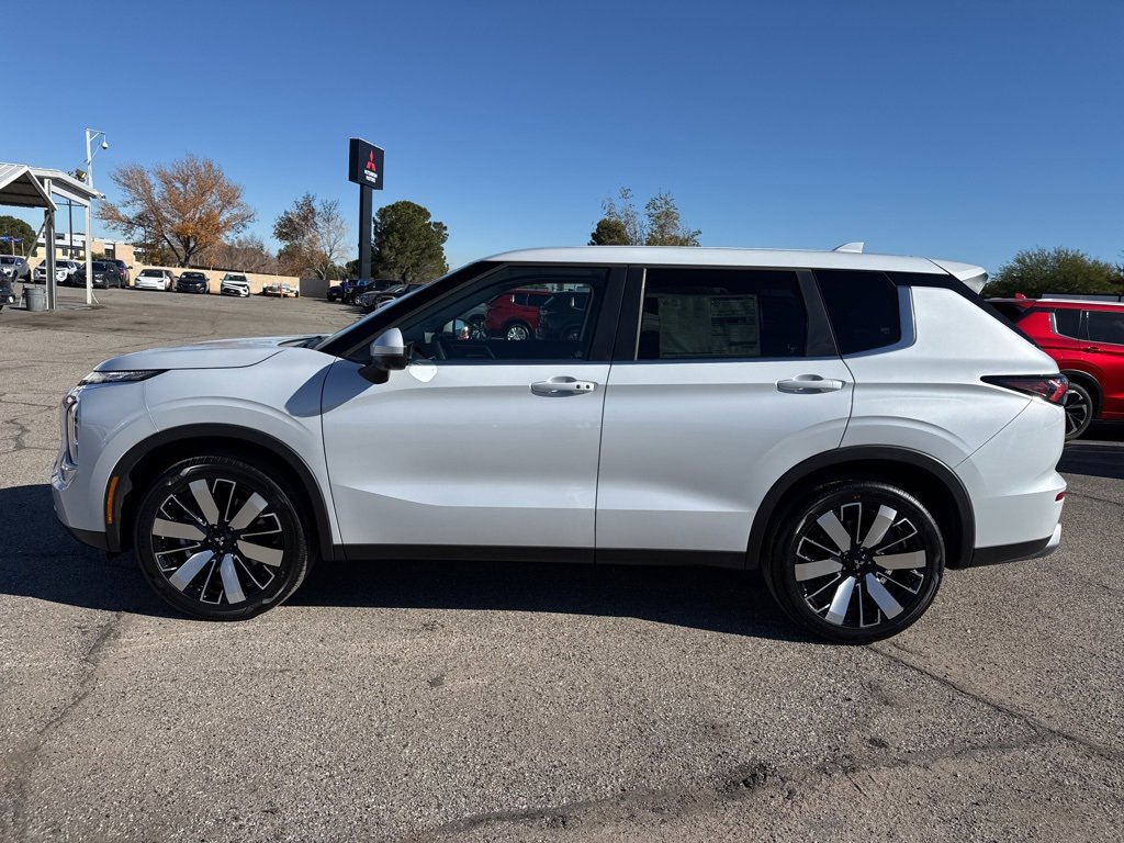 New 2025 Mitsubishi Outlander SE image 4