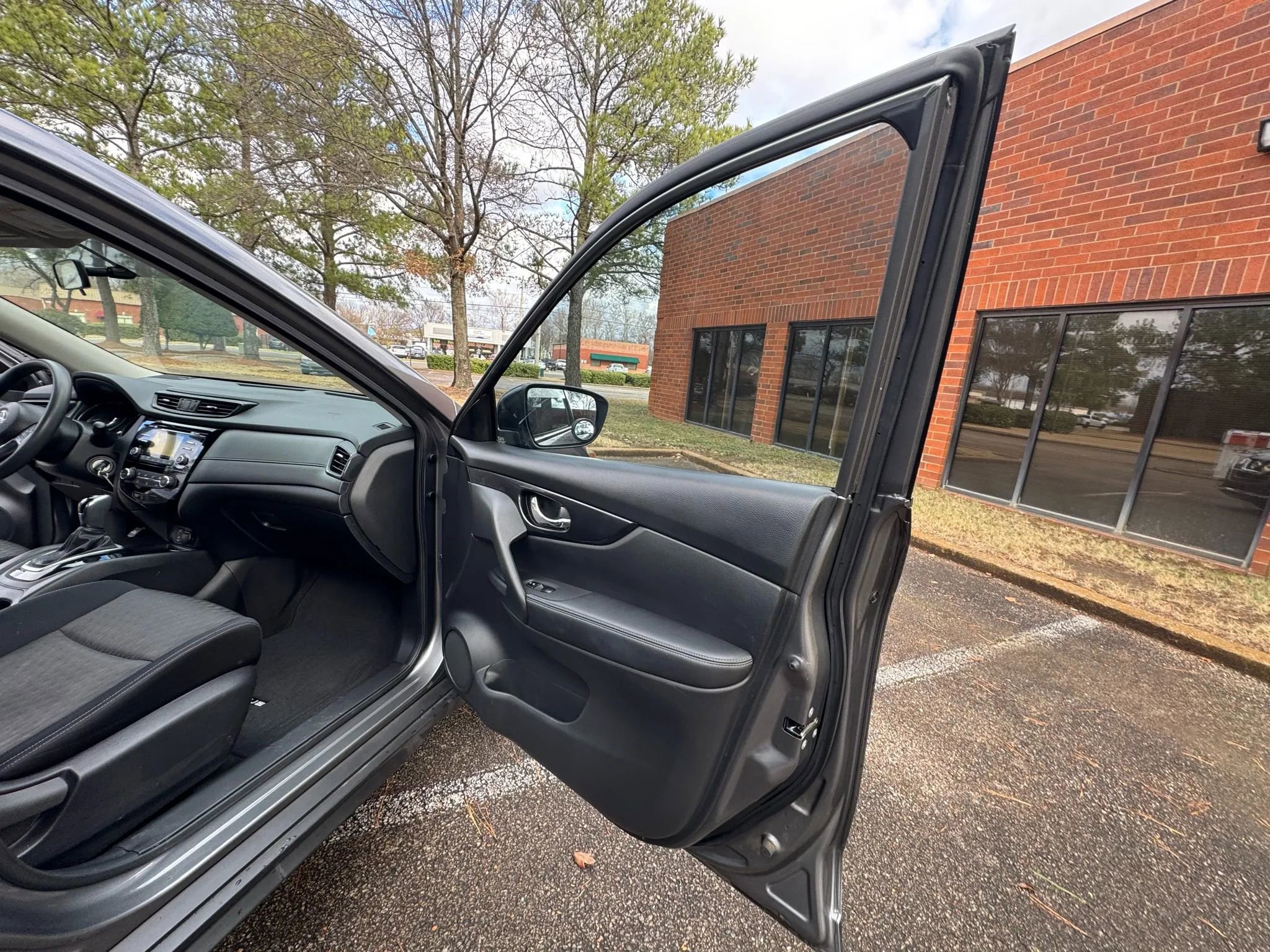 Used 2017 Nissan Rogue S image 19