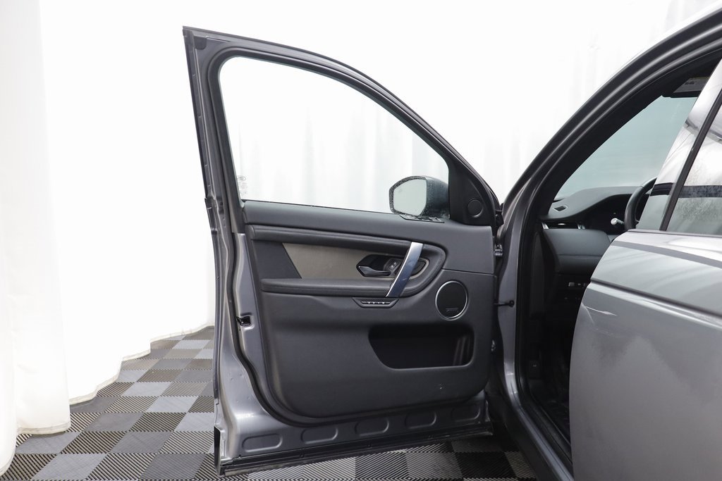 Used 2022 Land Rover Discovery Sport SE image 4