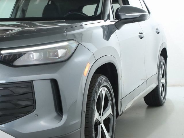 Certified 2025 Volkswagen Tiguan SE AWD/4WD image 4