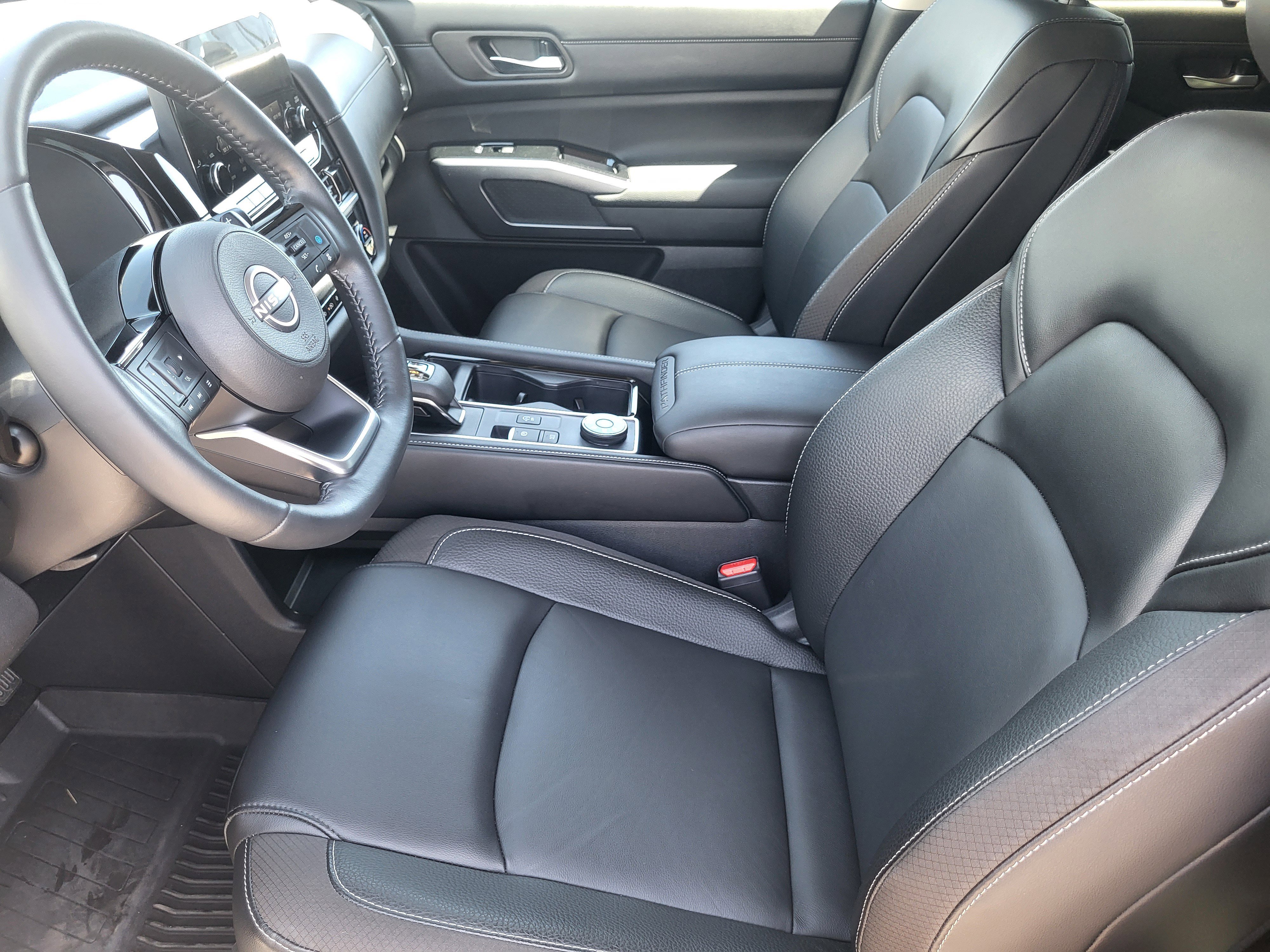 Used 2024 Nissan Pathfinder SL w/ Black Appearance Package AWD/4WD image 10