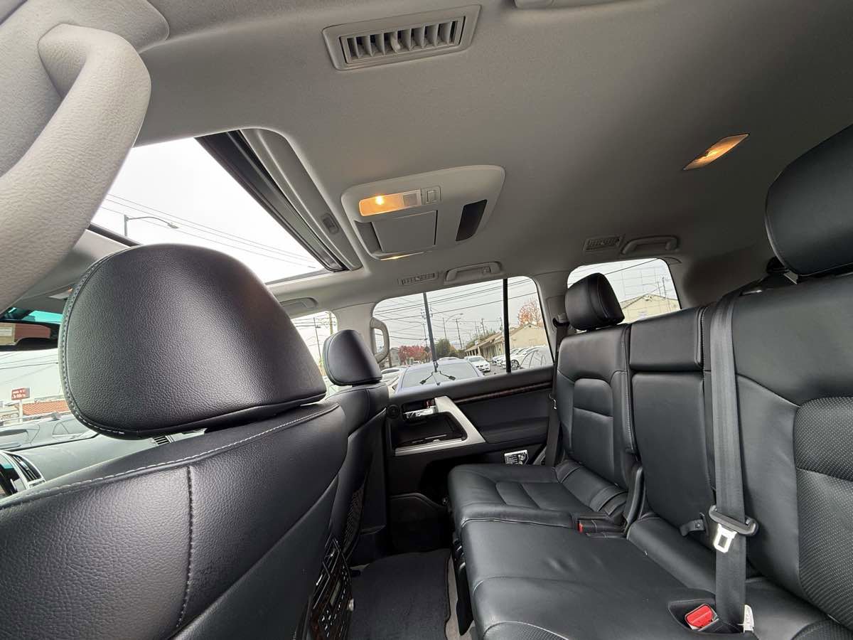 Used 2015 Toyota Land Cruiser image 38