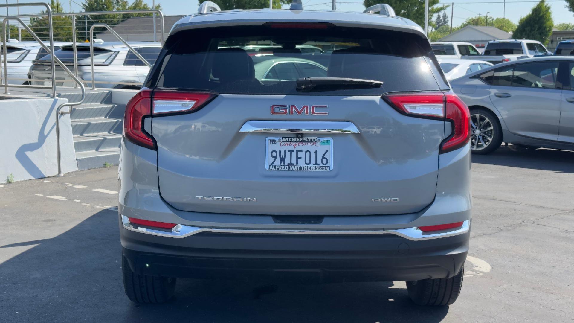 Used 2024 GMC Terrain SLT AWD/4WD image 6