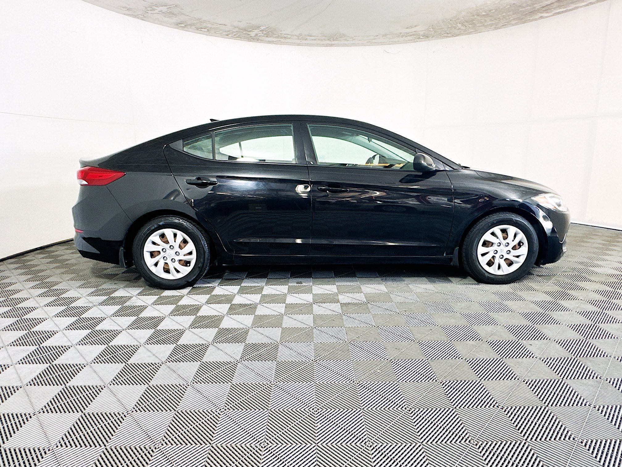 Used 2018 Hyundai Elantra SE w/ SE Connectivity Package 04 FWD image 2