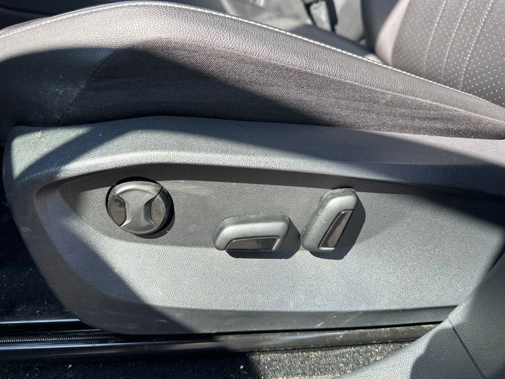 Used 2023 Volkswagen Tiguan SE AWD/4WD image 16