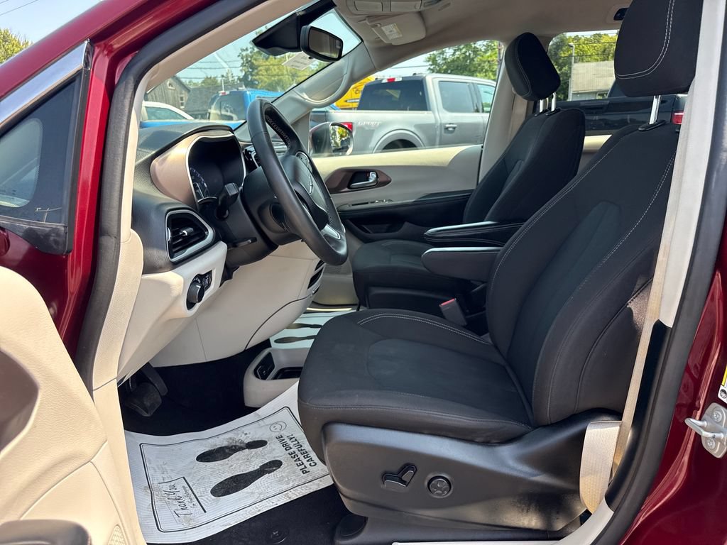 Used 2023 Chrysler Voyager LX FWD image 18