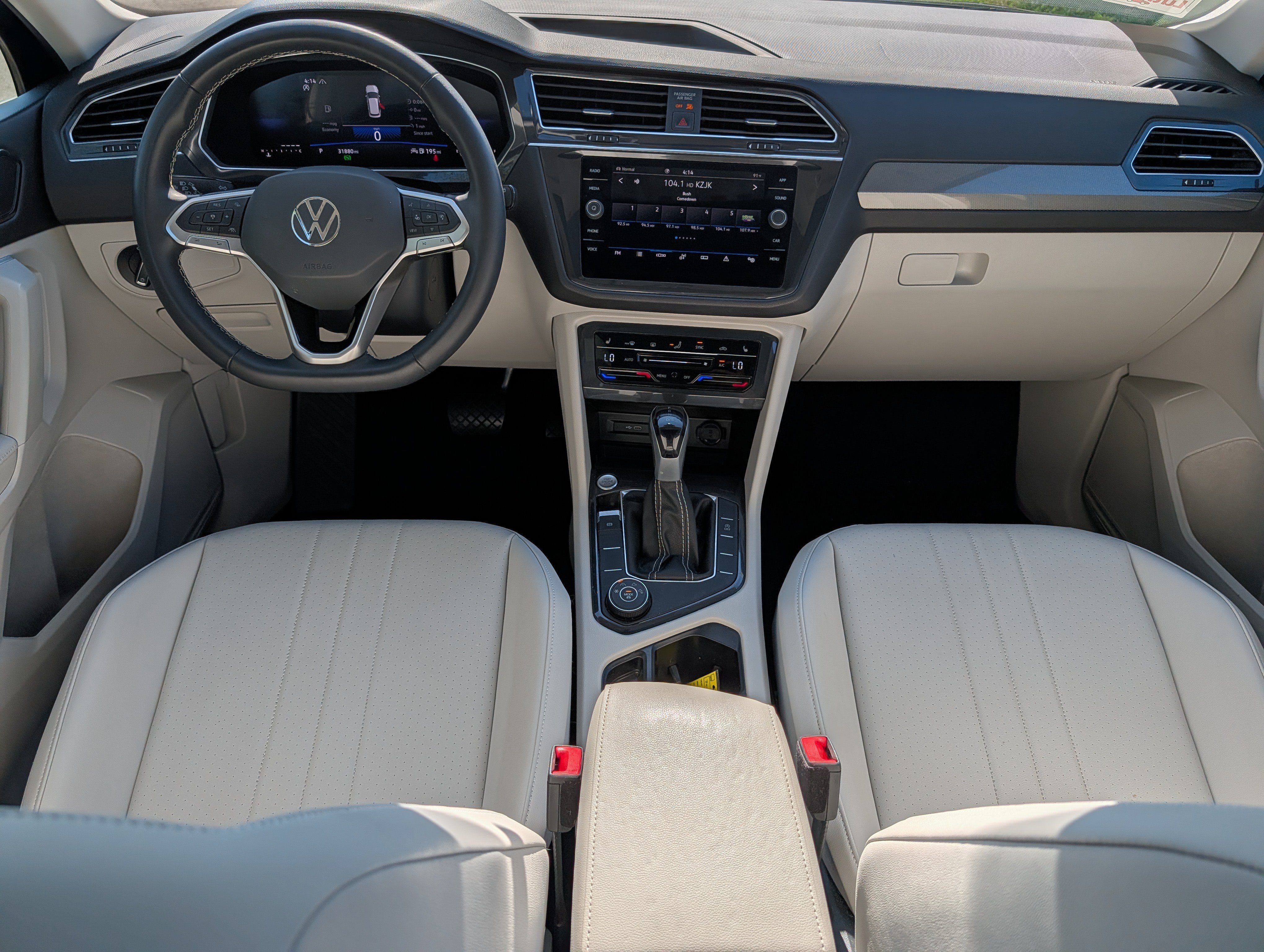 Used 2023 Volkswagen Tiguan SE w/ Panoramic Sunroof Package AWD/4WD image 10