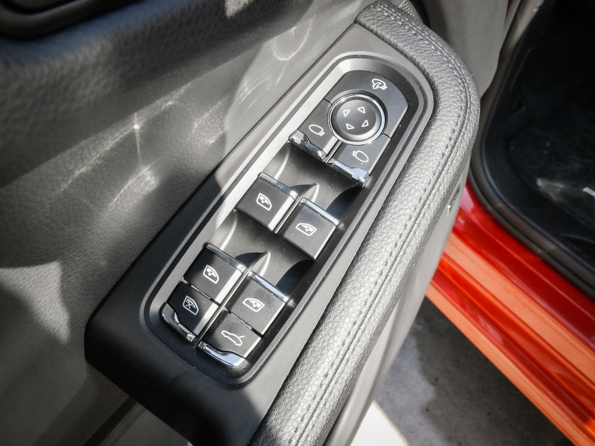 Used 2025 Porsche Macan AWD/4WD image 15