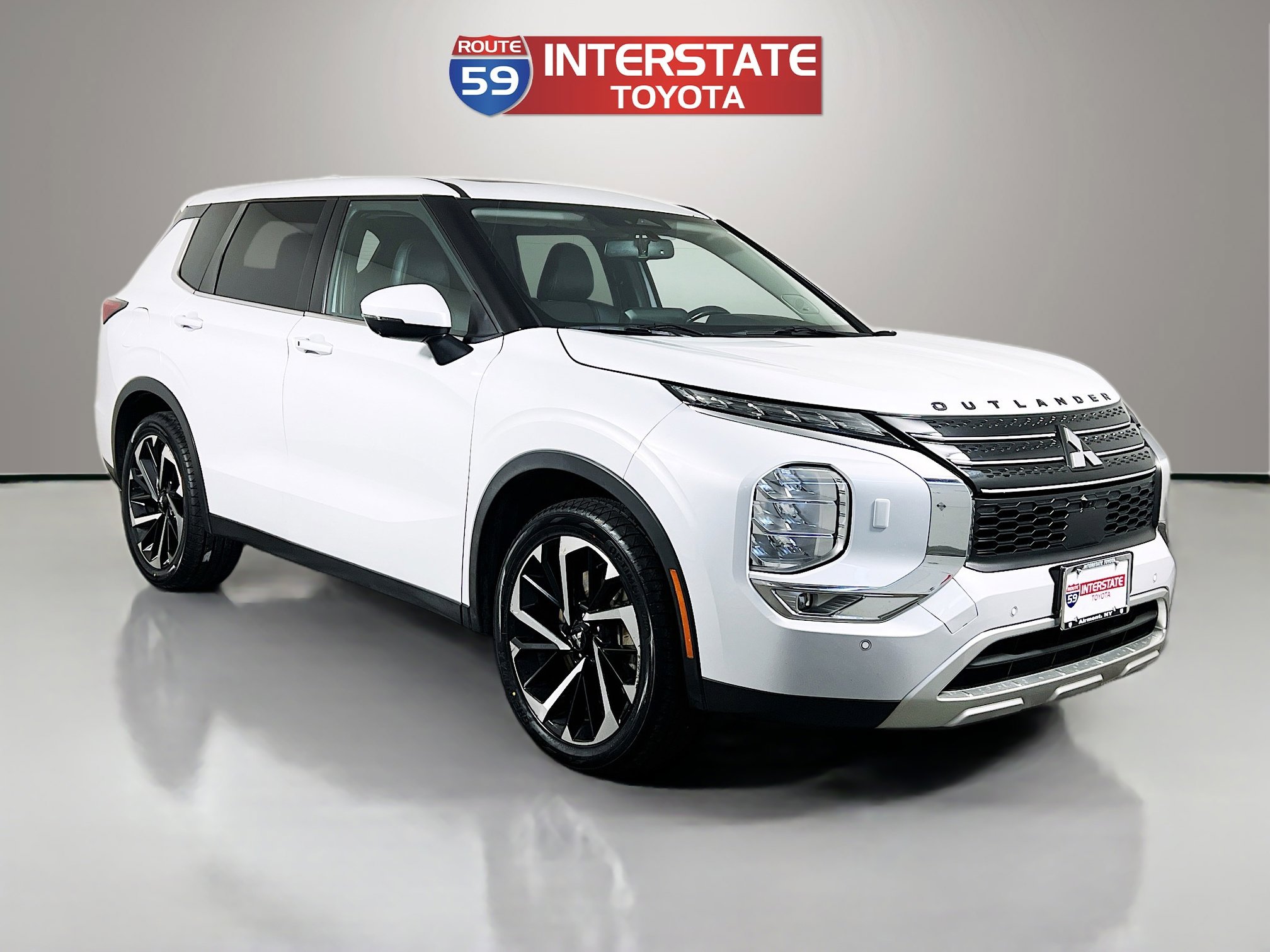 Used 2022 Mitsubishi Outlander SE image 1