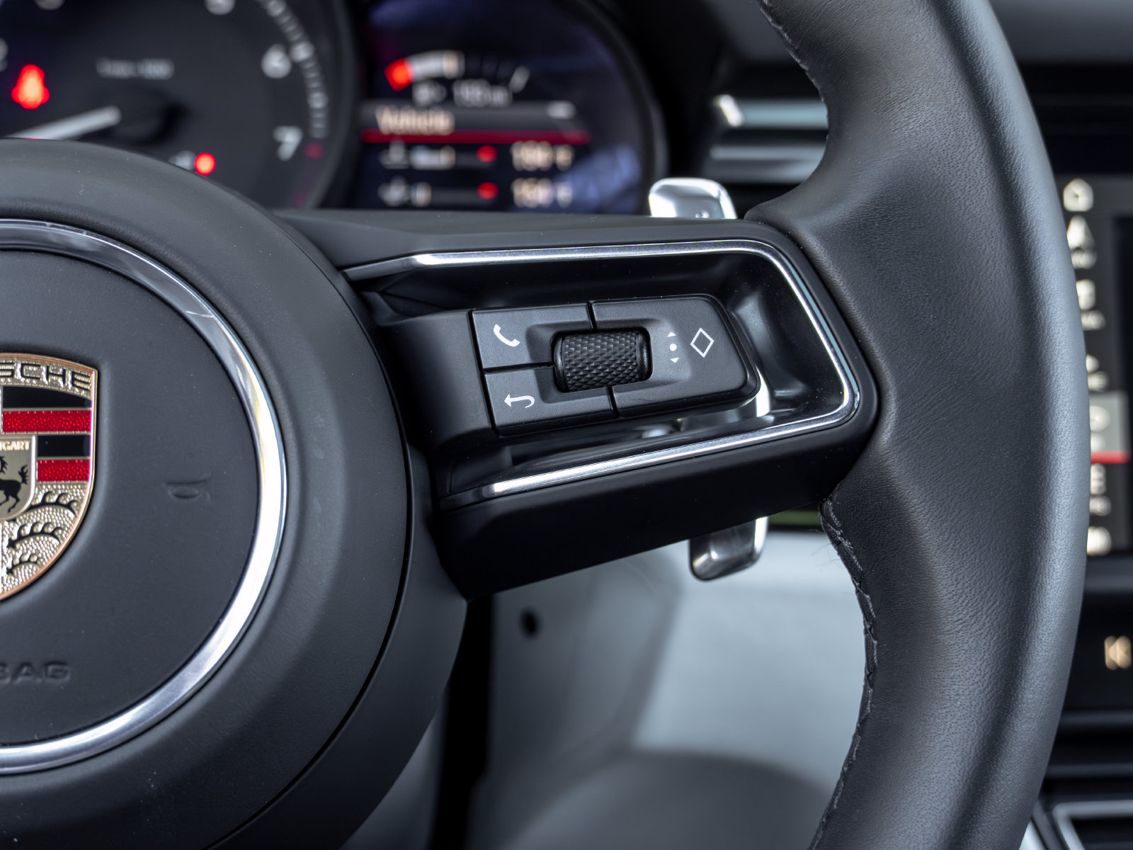 Certified 2025 Porsche Macan AWD/4WD image 30