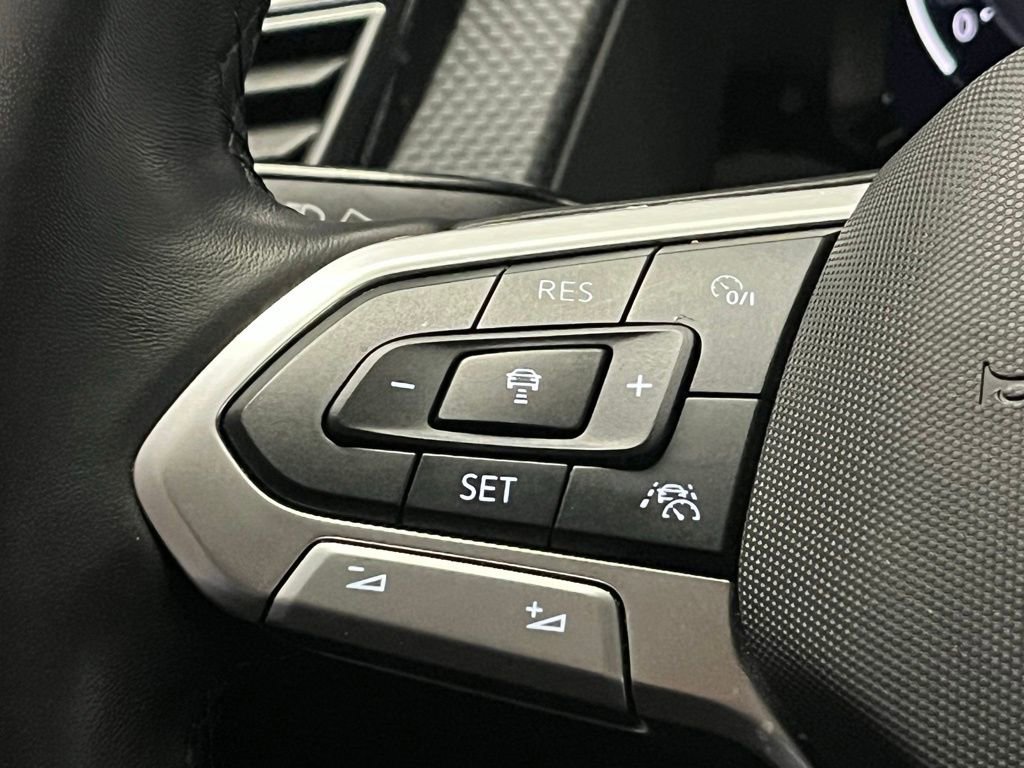 Used 2025 Volkswagen Atlas Cross Sport SEL Premium R-Line image 27