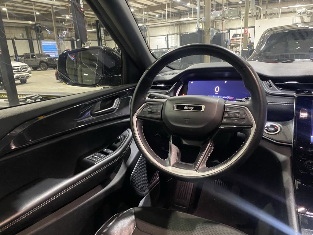 Used 2021 Jeep Grand Cherokee L Laredo RWD image 3