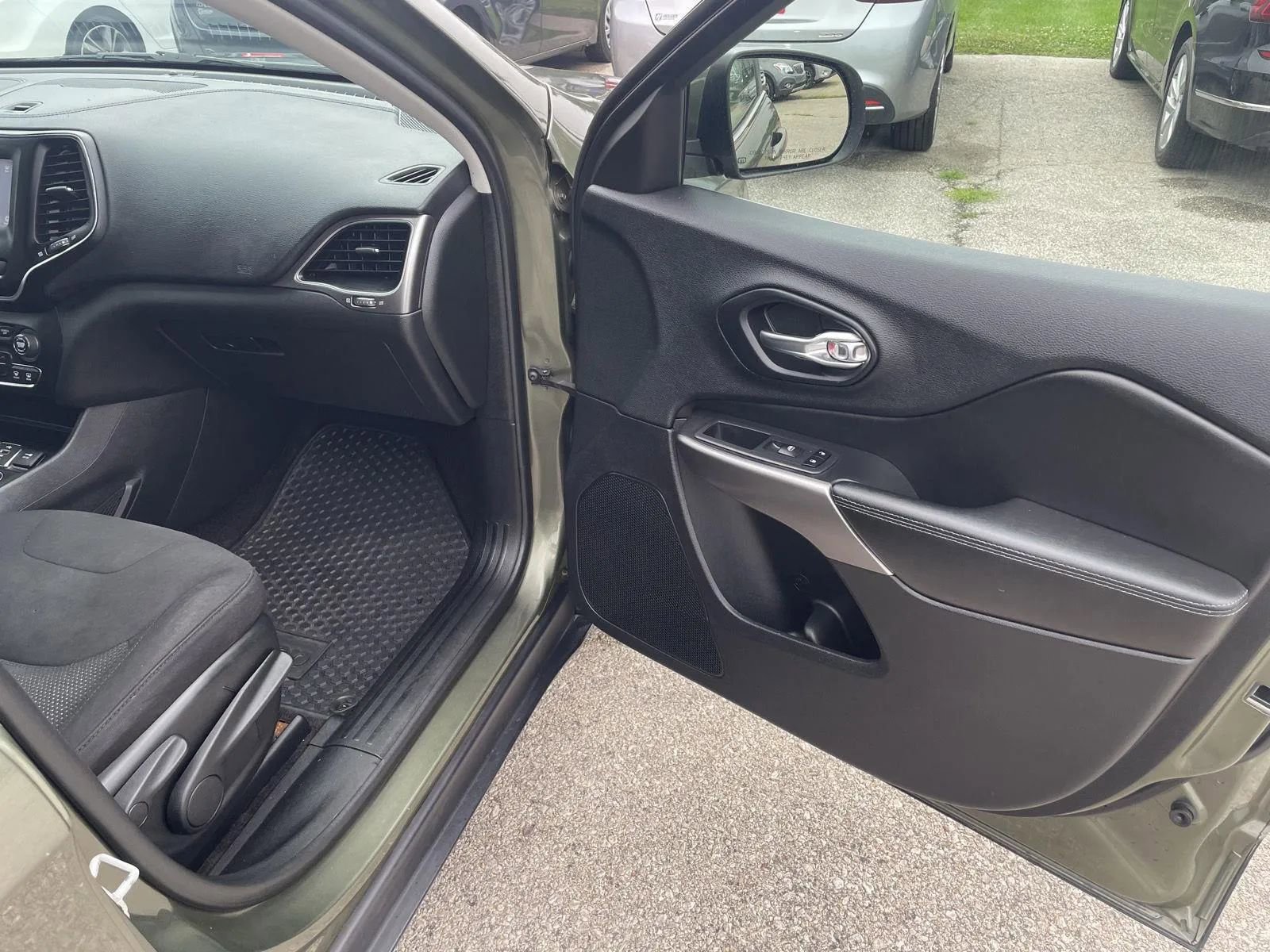 Used 2019 Jeep Cherokee Latitude w/ Cold Weather Group image 13
