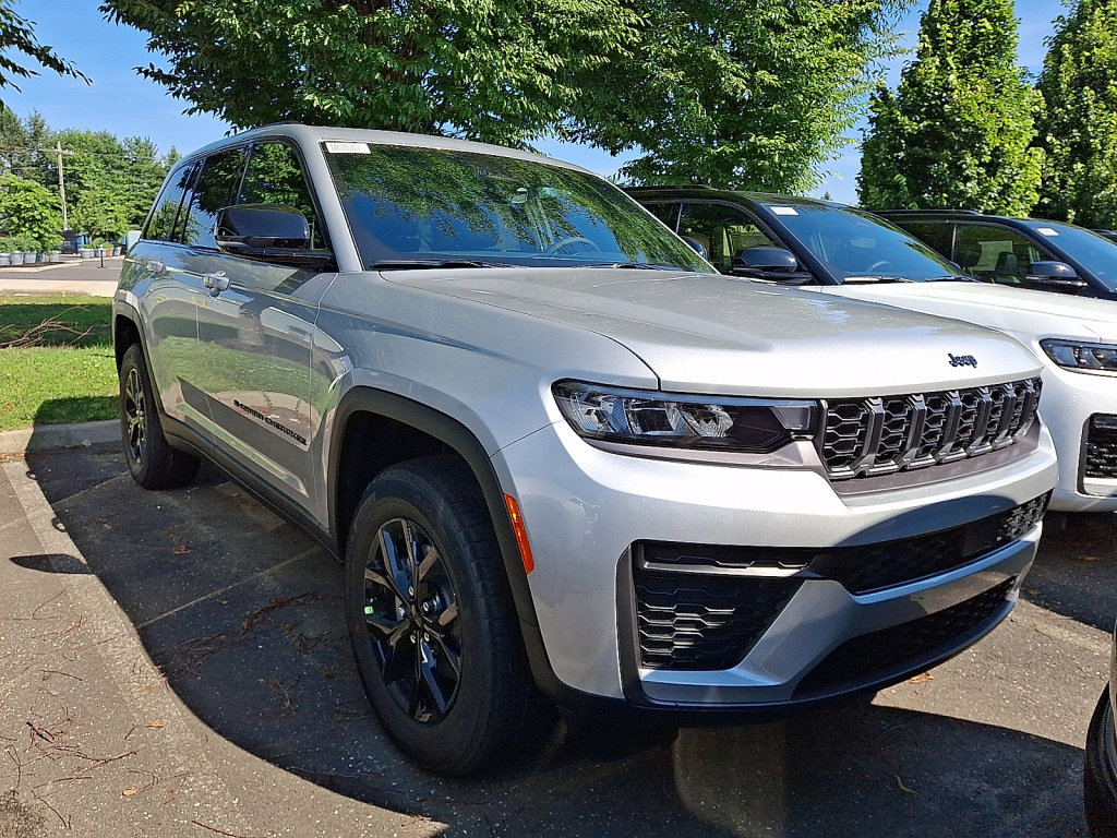 New 2026 Jeep Grand Cherokee Altitude AWD/4WD image 2