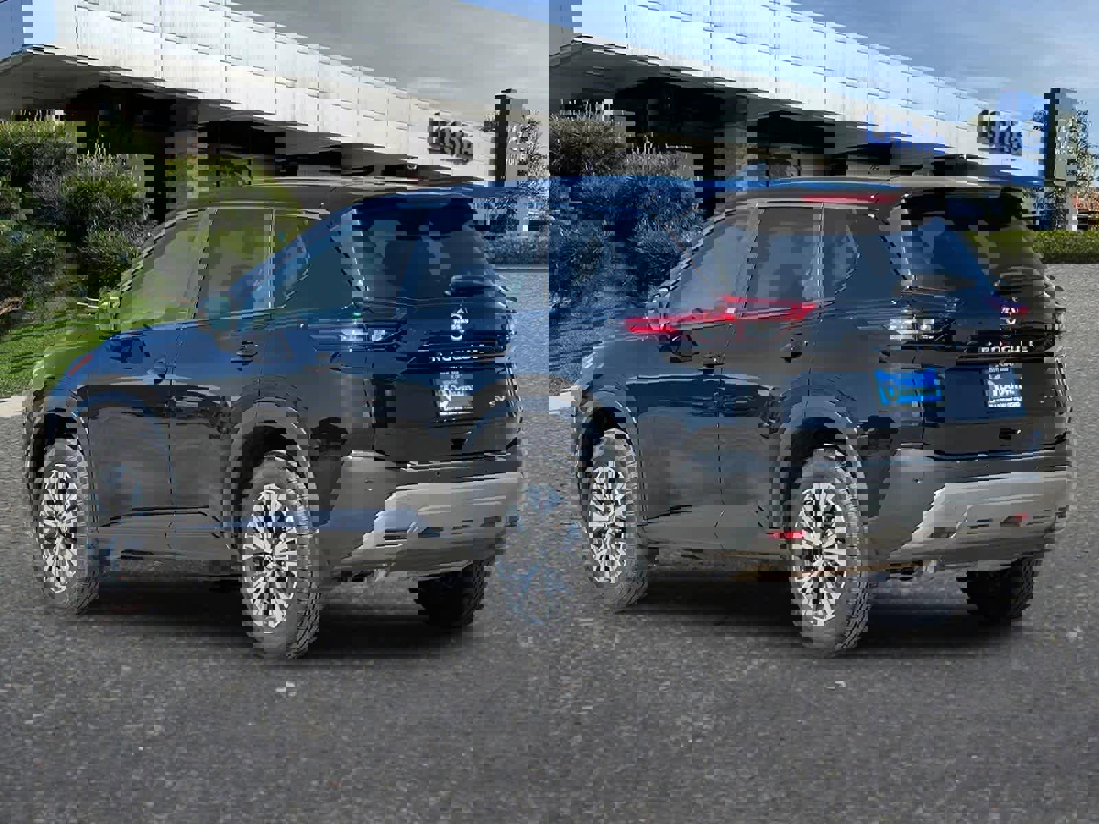 Used 2023 Nissan Rogue SV image 6