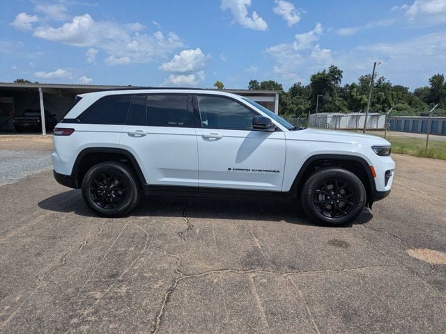 Used 2025 Jeep Grand Cherokee Altitude AWD/4WD image 3