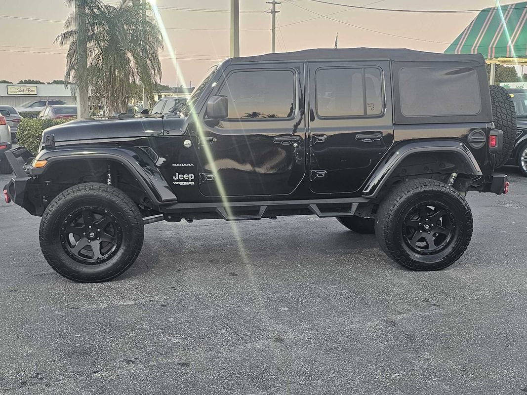 Used 2018 Jeep Wrangler Unlimited Sahara image 2