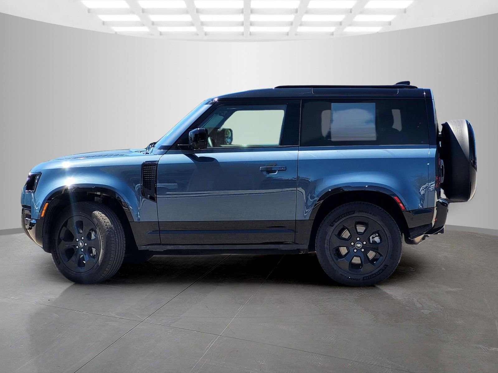 Used 2025 Land Rover Defender 90 X-Dynamic SE AWD/4WD image 3