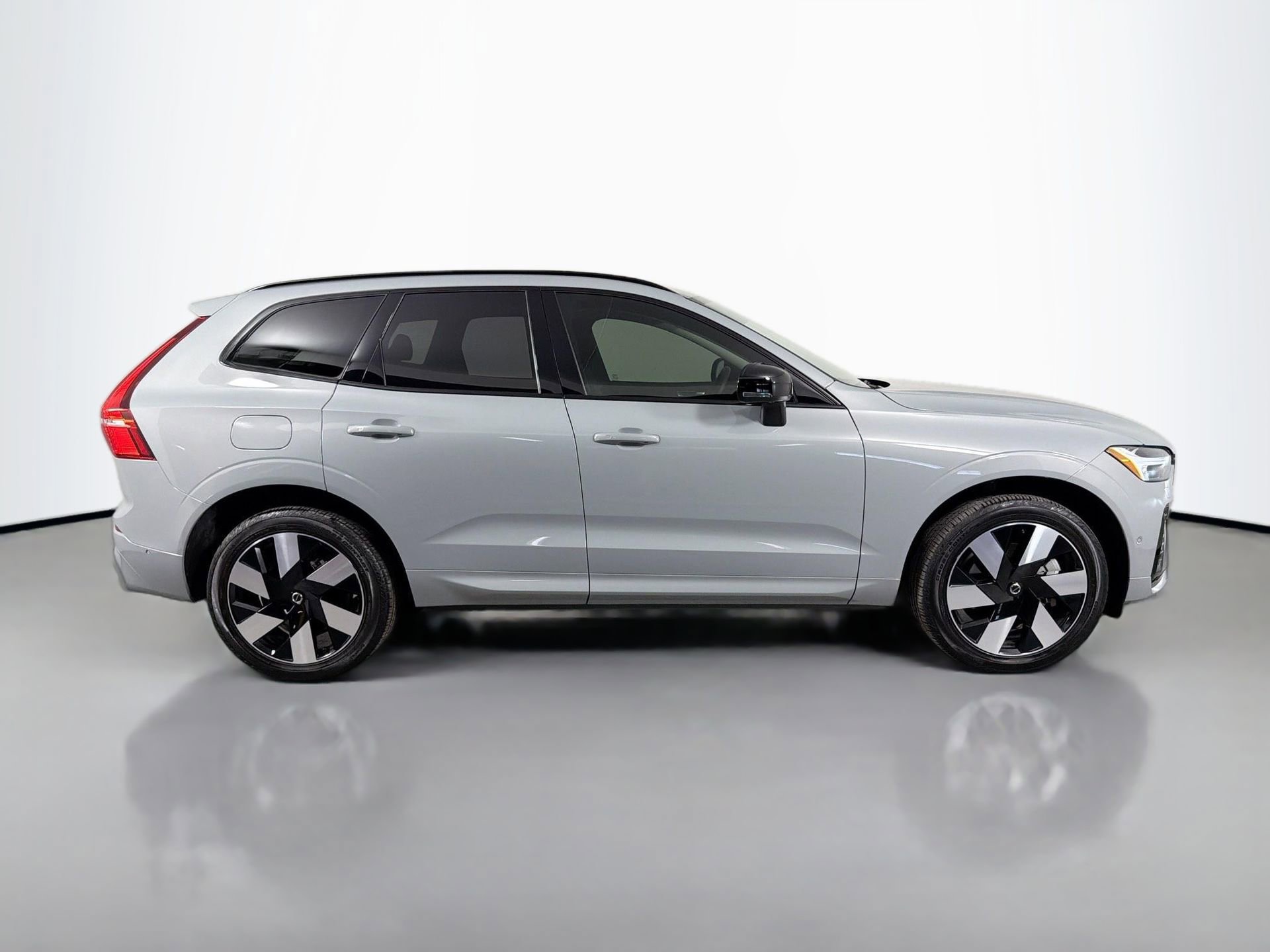 Certified 2025 Volvo XC60 T8 Plus w/ Protection Package Premier image 5