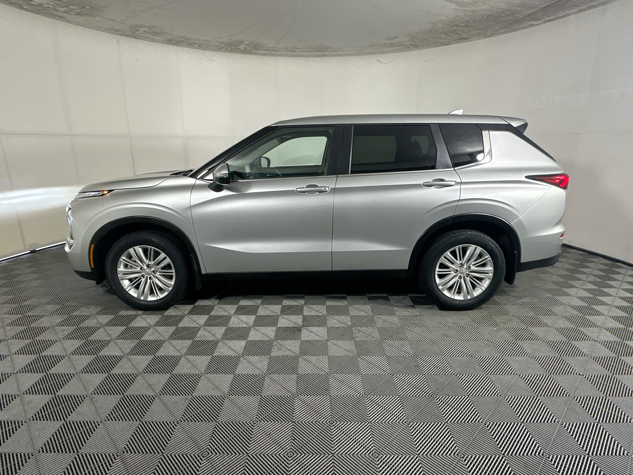 Used 2024 Mitsubishi Outlander ES AWD/4WD image 6