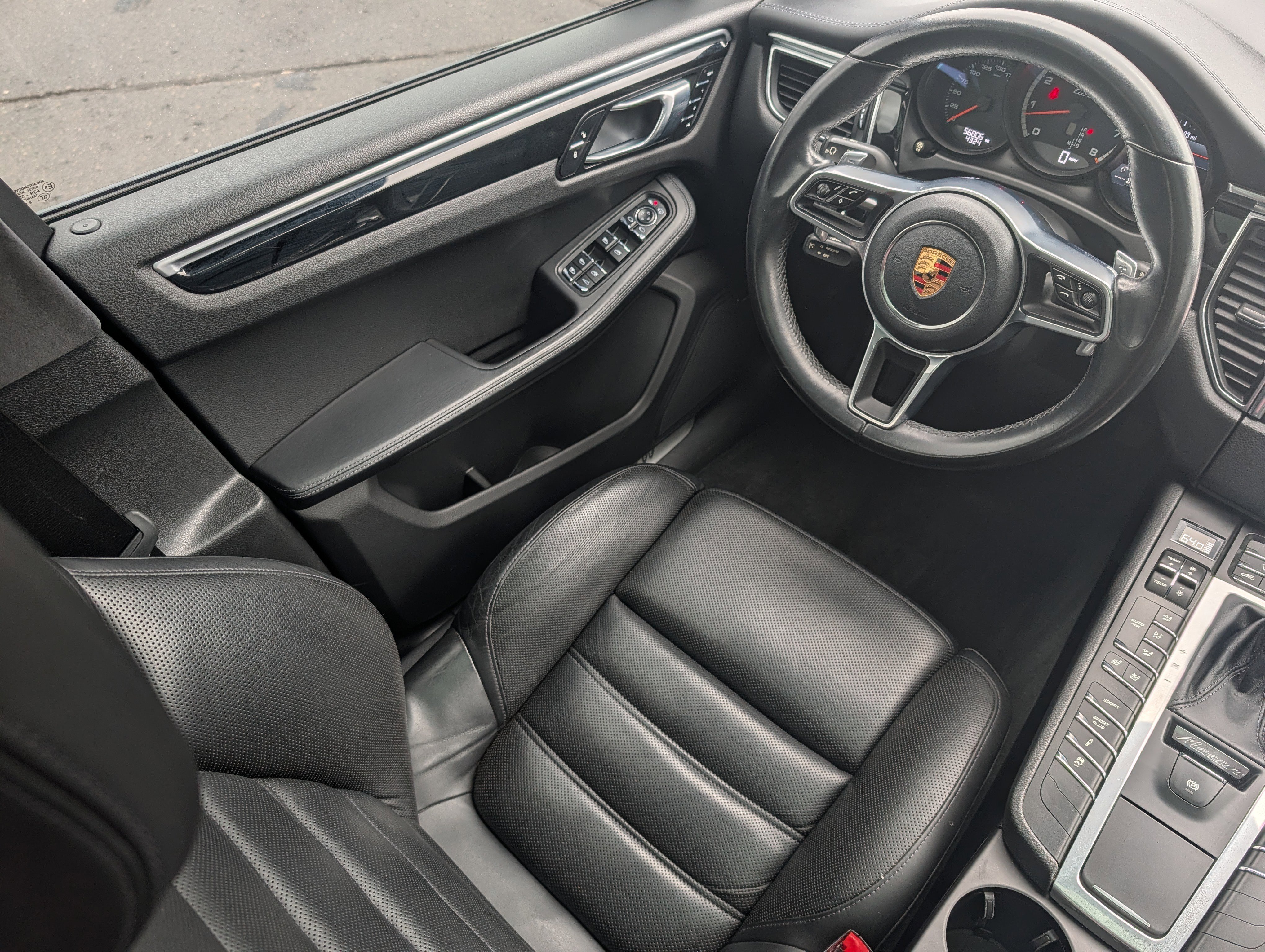 Used 2018 Porsche Macan Turbo w/ Premium Package Plus image 10