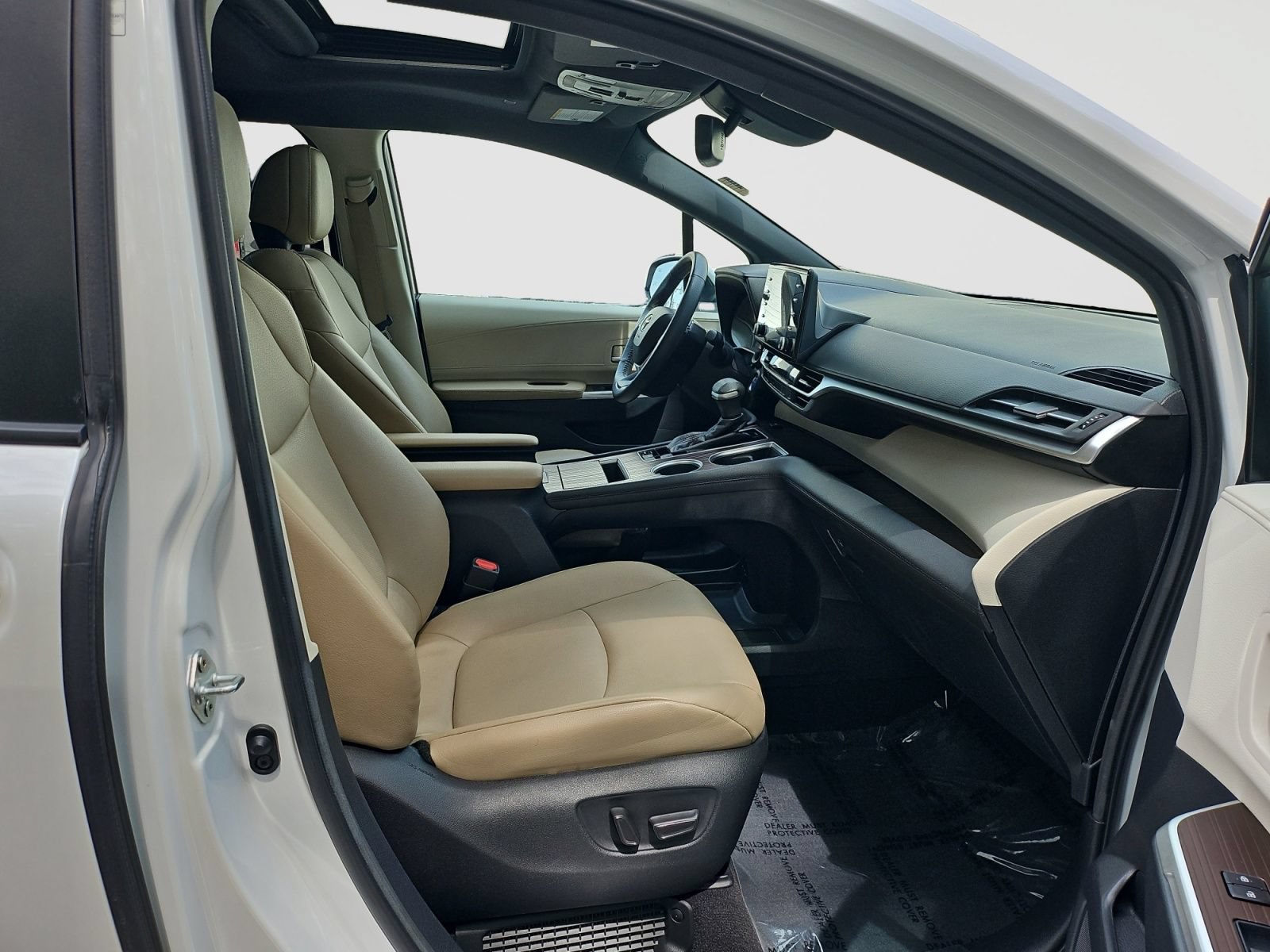 Used 2023 Toyota Sienna XLE FWD image 17