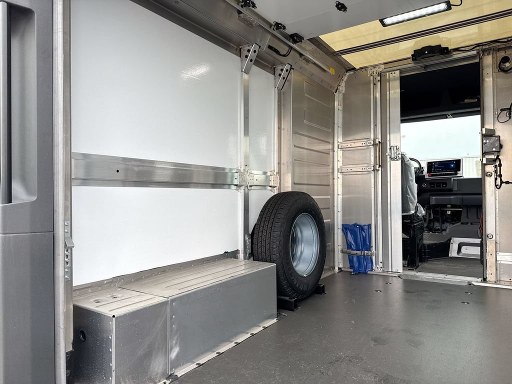 Used 2024 Chevrolet Brightdrop 400 w/ Commercial Equipment Package AWD/4WD image 15