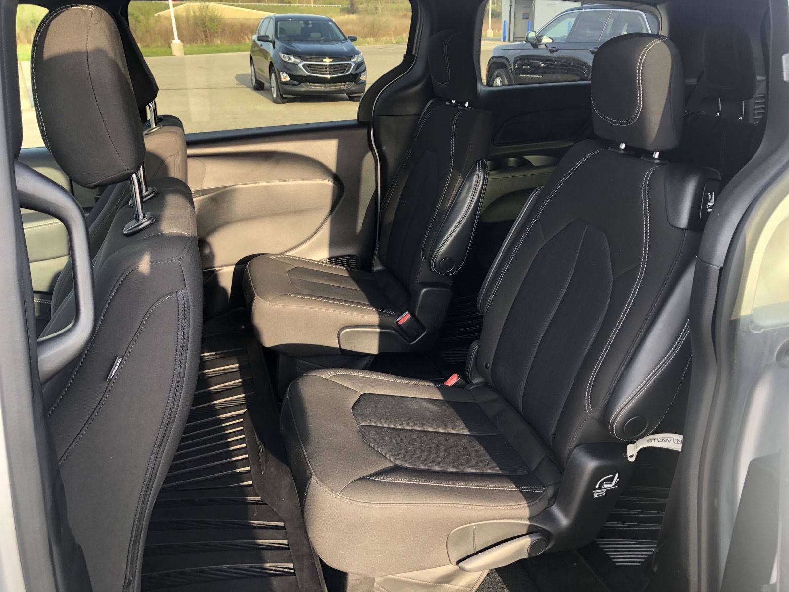 Used 2023 Chrysler Pacifica Touring FWD image 13