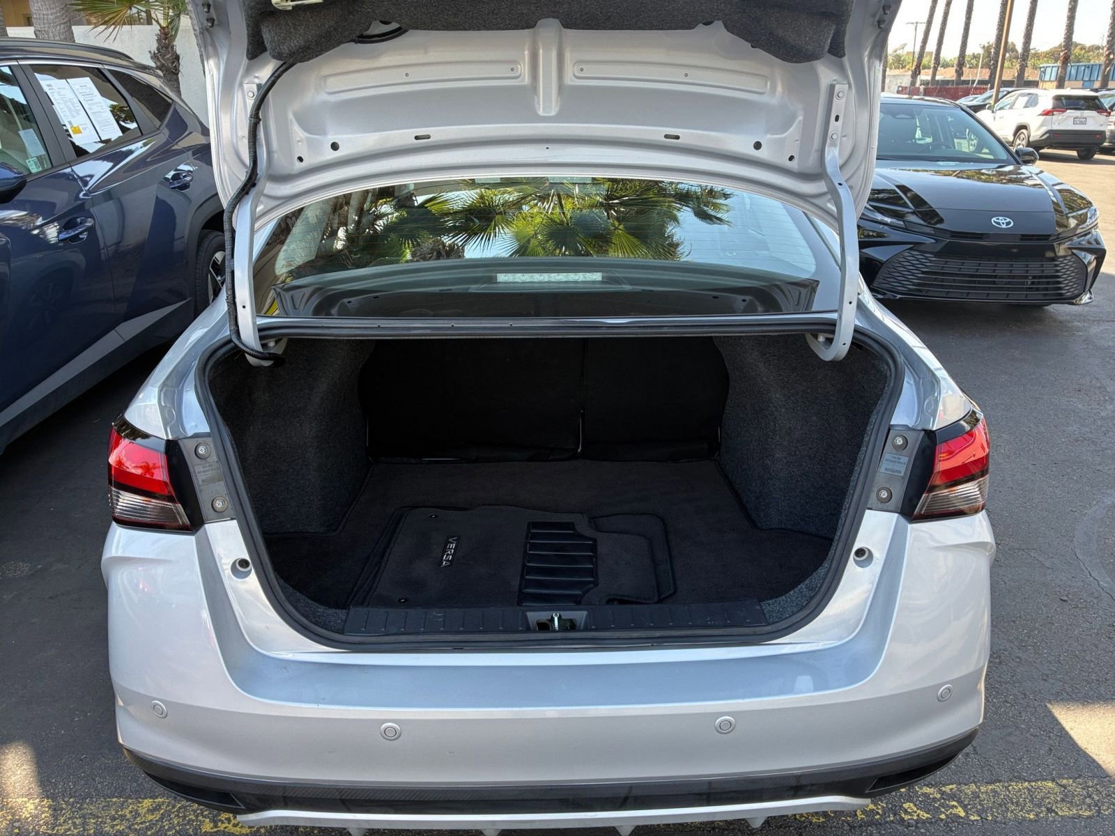 Used 2025 Nissan Versa SV image 29