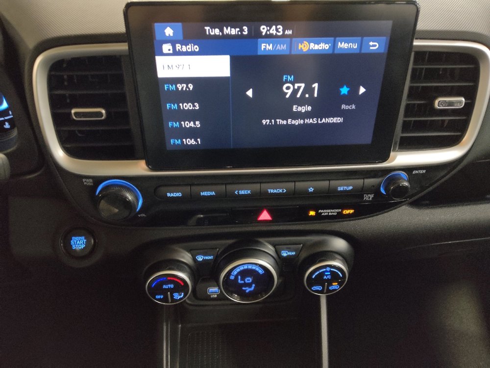 Used 2025 Hyundai Venue SEL image 25