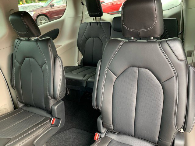 Used 2024 Chrysler Pacifica Touring-L image 23