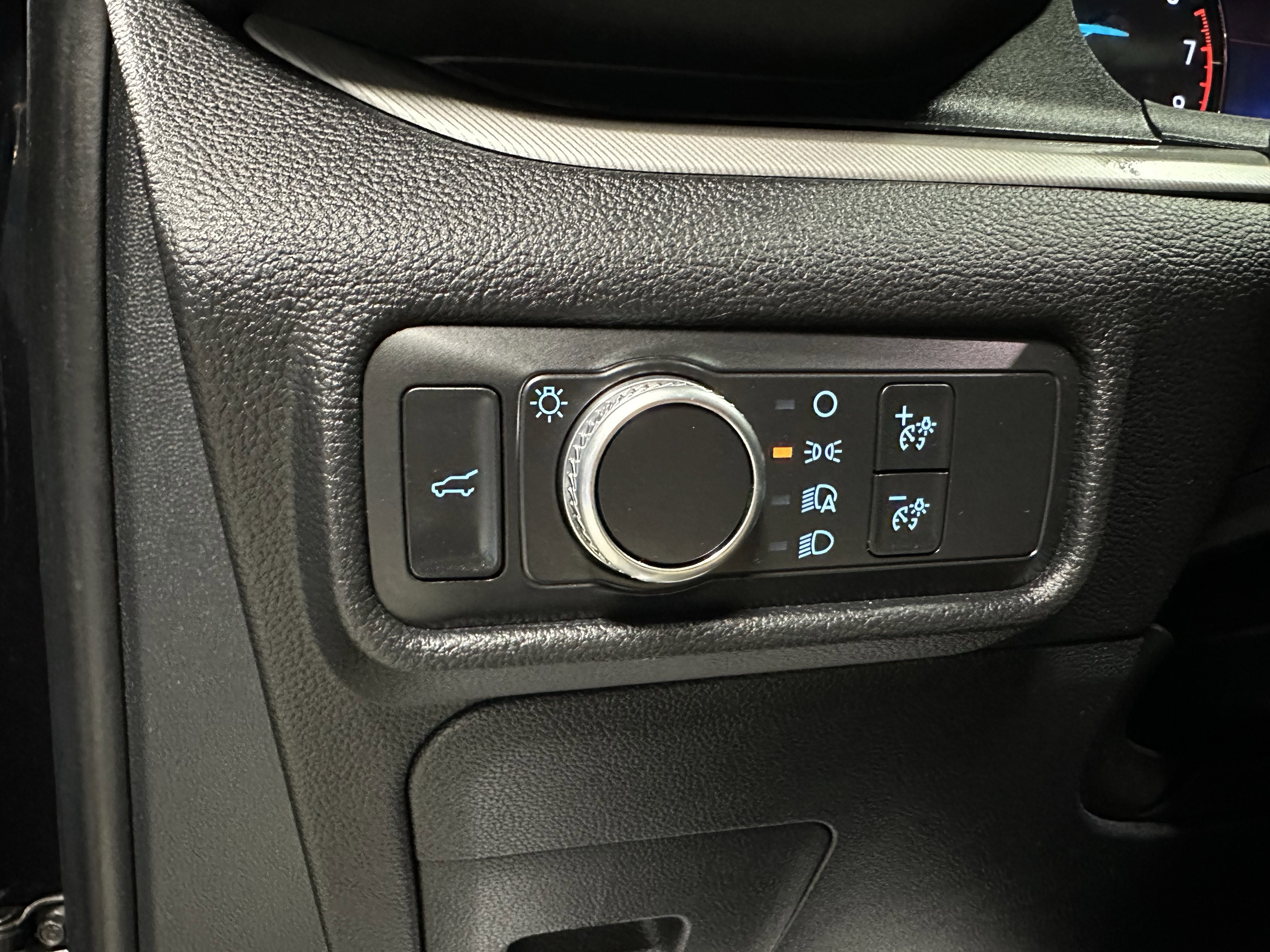 Used 2020 Ford Explorer XLT w/ Comfort Package image 16