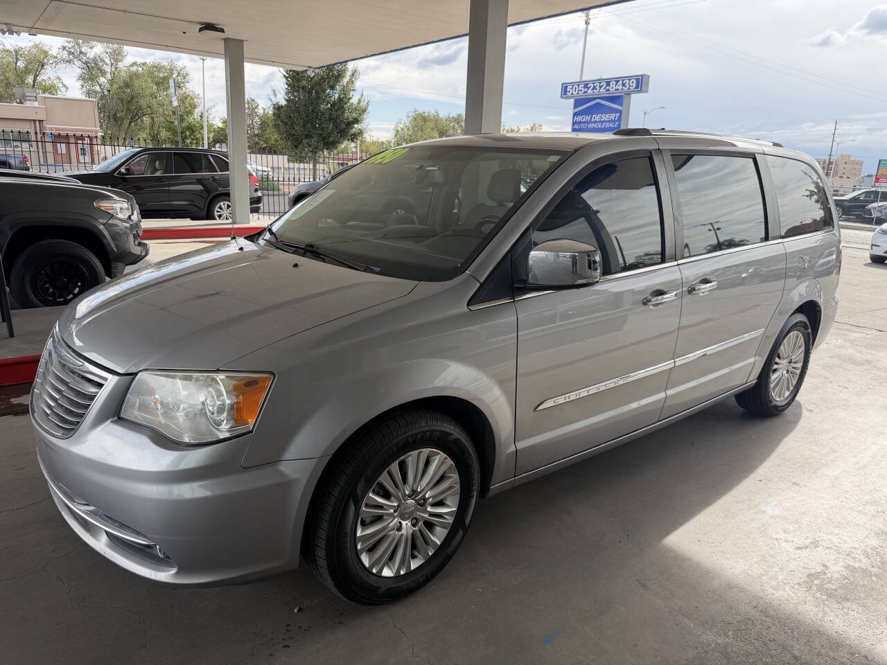 Used 2015 Chrysler Town & Country Limited Platinum w/ Trailer Tow Group FWD image 3