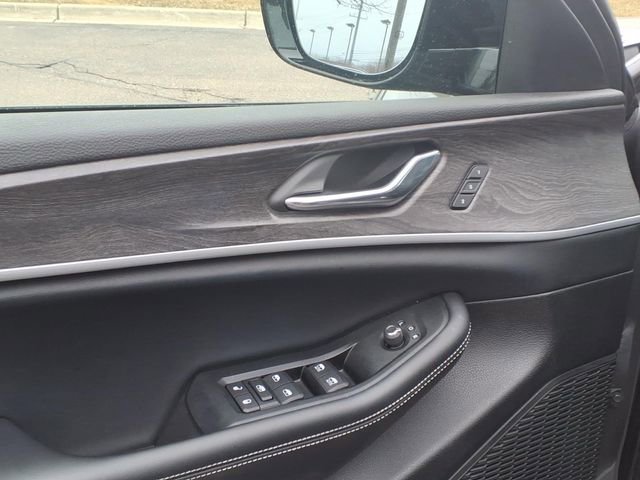 Certified 2025 Jeep Grand Cherokee Limited w/ Black Appearance Package image 9