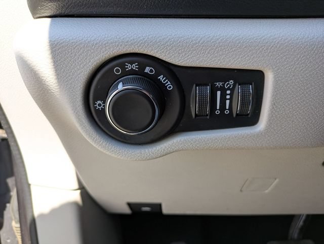 Used 2017 Chrysler Pacifica Touring FWD image 16