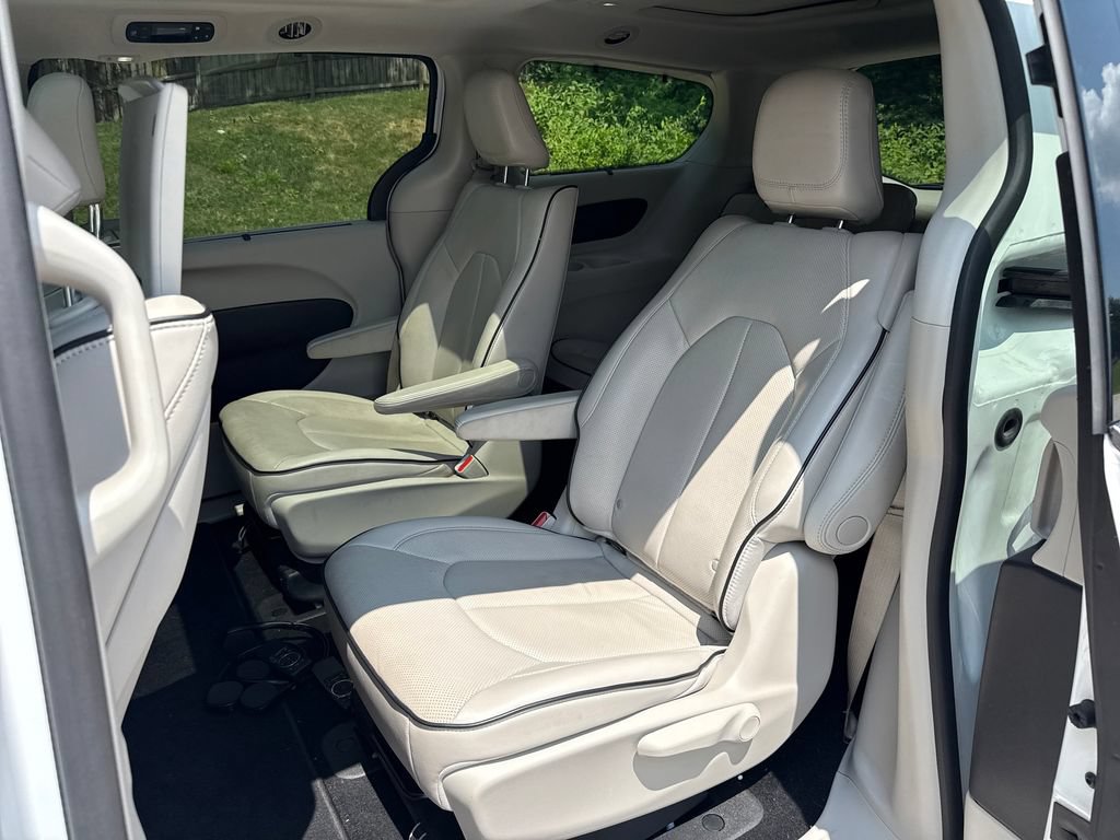 Used 2021 Chrysler Pacifica Limited w/ Uconnect Theater Family Group FWD image 27